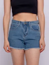 Short de jean celeste con terminación desflecada, cinco bolsillos, botón y cierre metálicos.
