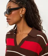 Blusa de punto Marfinno con cuello polo y escote en V, manga corta y diseño de rayas horizontales en tonos marrón, rojo y blanco.