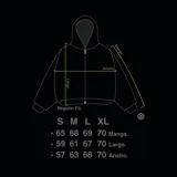 Hoodie con cierre frontal, color negro, con estampado gráfico de hojas de acanto en color blanco que recorre el frente y las mangas. Cuenta con bolsillos laterales y cierre metálico.