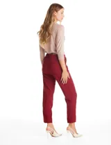 Pantalón de vestir corte slim color verde militar, con cierre frontal, bolsillos laterales con detalle plisado y bolsillos traseros tipo ojal.