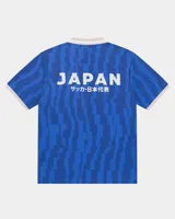 Camiseta de fútbol de manga corta en color azul con diseño estampado abstracto y cuello en V rosado con detalles blancos a juego con los puños. Presenta inscripciones y escudos deportivos en el pecho.