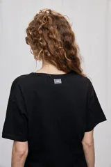 Remera negra de manga corta con escote en V y silueta amplia.