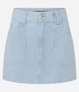 Minifalda de jean celeste con trabillas largas en la cintura, cierre con botones dobles y bolsillos tipo carpintero.
