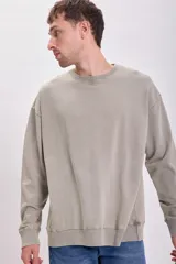 Buzo de cuello redondo con diseño básico y corte holgado, confeccionado en tejido de algodón con efecto lavado.