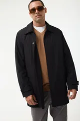 Gabardina azul marino con cuello clásico, cierre frontal con botones y bolsillos laterales.