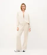 Pantalón deportivo de corte recto color beige, confeccionado en modal, con cintura elástica y bolsillos laterales.