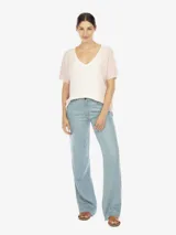 Remera de punto color rosa pálido, con escote en V y mangas cortas.