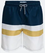 Bermuda de baño para hombre con diseño de rayas horizontales en azul marino, blanco y amarillo. Cuenta con cintura elástica con cordón ajustable y dos bolsillos laterales.
