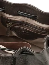 Cartera bandolera de cuero graneado color marrón chocolate, de formato tipo saco con cierre fruncido mediante cordones ajustables. Presenta costuras decorativas centrales y correa larga regulable.