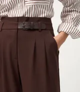 Pantalón de sastrería corte wide leg, color negro, con cintura alta y cinturón de poliuretano incluido con hebilla metálica.