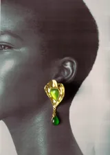 Aro colgante dorado con forma de hoja ondulada, con una piedra central verde claro y una lágrima de jade verde oscuro colgando.