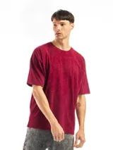Remera oversized color bordó de corte relajado, confeccionada en algodón pesado con efecto acid wash.