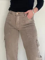 Pantalón cargo color marrón con bolsillos laterales y corte recto.