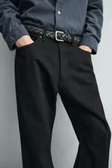 Pantalón jeans de corte recto y ajuste holgado, confeccionado en denim de algodón rígido. Presenta diseño clásico de cinco bolsillos, cierre frontal con cremallera y botón, con un acabado de lavado claro.
