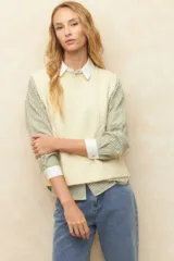 Chaleco tejido color marrón con cuello redondo y diseño de punto trenzado.