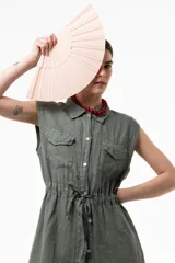 Vestido camisero midi sin mangas color verde militar, confeccionado en lino, con botones frontales, bolsillos en el pecho y cintura ajustable con cordón.