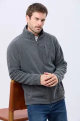 Campera polar térmica de corte recto y cuello alto, con cierre frontal completo en contraste. Presenta bolsillos laterales con cierre y un bolsillo vertical en el pecho, todos con detalles en color azul marino.