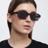 Gafas de sol cuadradas con montura carey y lentes negras polarizadas.