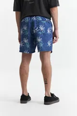 Short de baño celeste y azul con cintura elástica ajustable con cordón, dos bolsillos laterales y uno trasero. Confeccionado en tela ligera de secado rápido y logo bordado.