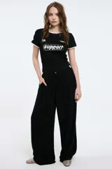 Remera baby blanca de algodón, de corte cropped al cuerpo y mangas cortas. Presenta ribetes negros en contraste en el cuello redondo y los puños, con un estampado localizado de un ají rojo con la inscripción 'Pimentón' en el centro del pecho.