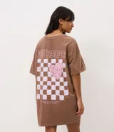 Camisón corto de algodón con efecto desteñido (acid wash), cuello redondo y mangas cortas. Presenta un pequeño estampado frontal de corazón en tono rosado con texto debajo.