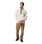 Buzo polar Columbia modelo Helvetia Snap Fleece, de color blanco crema con detalles en color marrón en la solapa de botones y el bolsillo. Presenta cuello alto con cierre de botones a presión, bolsillo frontal con cierre y logo de la marca en el pecho.