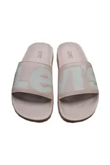 Sandalias tipo slides Levi's color rosa claro, con banda ancha frontal que presenta el logo de la marca estampado en tono más claro.