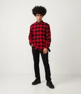 Camisa de franela a cuadros rojos y negros, de corte regular, manga larga y cuello inglés.