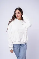 Canguro con capucha color blanco, confeccionado en algodón, con bolsillo frontal tipo canguro y pequeño bordado en el pecho.