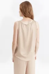 Musculosa de satén con escote redondo, corte holgado y diseño minimalista.
