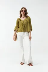 Blusa verde militar de manga larga con volados en el escote en V y lazos para atar al frente.