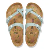 Sandalias Birkenstock modelo Mayari, color verde menta con dos tiras ajustables con hebilla metálica y una tira separadora para el dedo. Plantilla de corcho con diseño estampado de flores y suela negra.