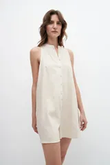 Mono corto de lino color beige, con escote mao y cierre frontal con botones.