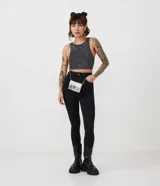 Pantalón skinny de tiro alto, confeccionado en denim negro con cierre de botón y cremallera. Cuenta con trabillas en la cintura y bolsillos funcionales tanto en la parte frontal como en la trasera.