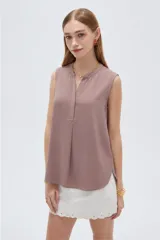 Blusa de viscosa color malva, sin mangas, con corte evasé, cuello a la base y escote en V con detalle de botón y pliegue frontal.