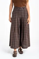 Pantalón de corte wide leg con diseño de cuadros, confeccionado en algodón. Presenta tiro medio, pinzas frontales y bolsillos laterales.
