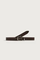 Cinturón de cuero marrón oscuro con costuras decorativas en los bordes. Cuenta con hebilla y pasador metálicos en tono plateado.