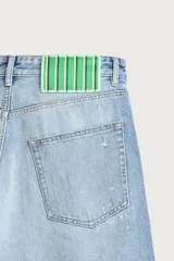 Jeans baggy fit de corte holgado en denim de algodón celeste, con tiro medio, cinco bolsillos, roturas en las rodillas y cierre frontal con cremallera y botón.