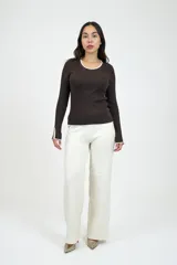 Pantalón tipo palazzo de corte recto y tiro alto, en color beige, confeccionado en tejido ligero y fluido.