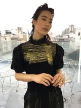 Remera blanca de algodón con estampado color cobre y mangas de broderie negro con elástico.