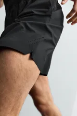 Pantalones deportivos cortos de Zara Athleticz, confeccionados en tejido técnico ligero y elástico. Presentan cintura elástica ajustable con cordón interior, bolsillos frontales, bajo con perforaciones decorativas y aberturas laterales, con detalle de logo estampado en la pierna.