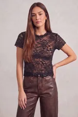 Remera de encaje negro al cuerpo, con mangas cortas y cuello redondo.