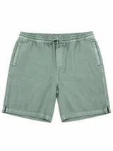 Short de lino color verde militar, con cintura elástica y cordón ajustable del mismo tono. Cuenta con bolsillos laterales y pequeñas aberturas en el dobladillo inferior.