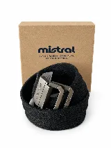 Cinto de tejido trenzado color negro con hebilla metálica de doble marco, grabada con la marca Mistral y el año 1976.