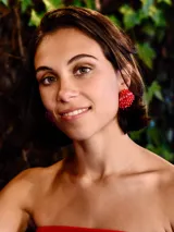 Caravanas de diseño circular compuestas por pequeñas cuentas de vidrio en color rojo intenso, con cierre de clip.