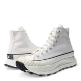 Championes de caña alta Converse modelo Chuck 70 AT CX, de color blanco. Presentan una silueta icónica con plataforma voluminosa, puntera reforzada con textura acanalada y suela dentada de goma negra para mayor tracción. Confeccionados en lona resistente con ojales metálicos y cordones al tono.