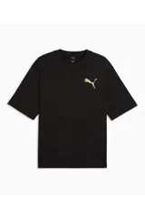 Remera Puma modelo Utility, de color marrón, con diseño de mangas cortas y corte holgado. Cuenta con el logo de la marca estampado en el pecho en tono claro.