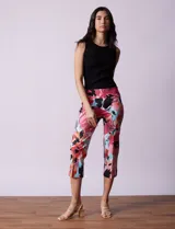 Pantalón capri de gabardina elastizada estampada, marca Zac & Rachel, con pretina ancha elastizada.