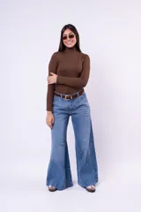 Pantalón de jean estilo wide leg, color azul lavado, de tiro alto y corte recto con botamanga ancha.