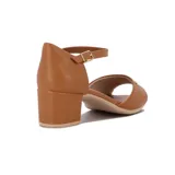 Sandalia de cuero sintético color camel, con taco cuadrado, tira ancha sobre los dedos y pulsera con hebilla al tobillo.